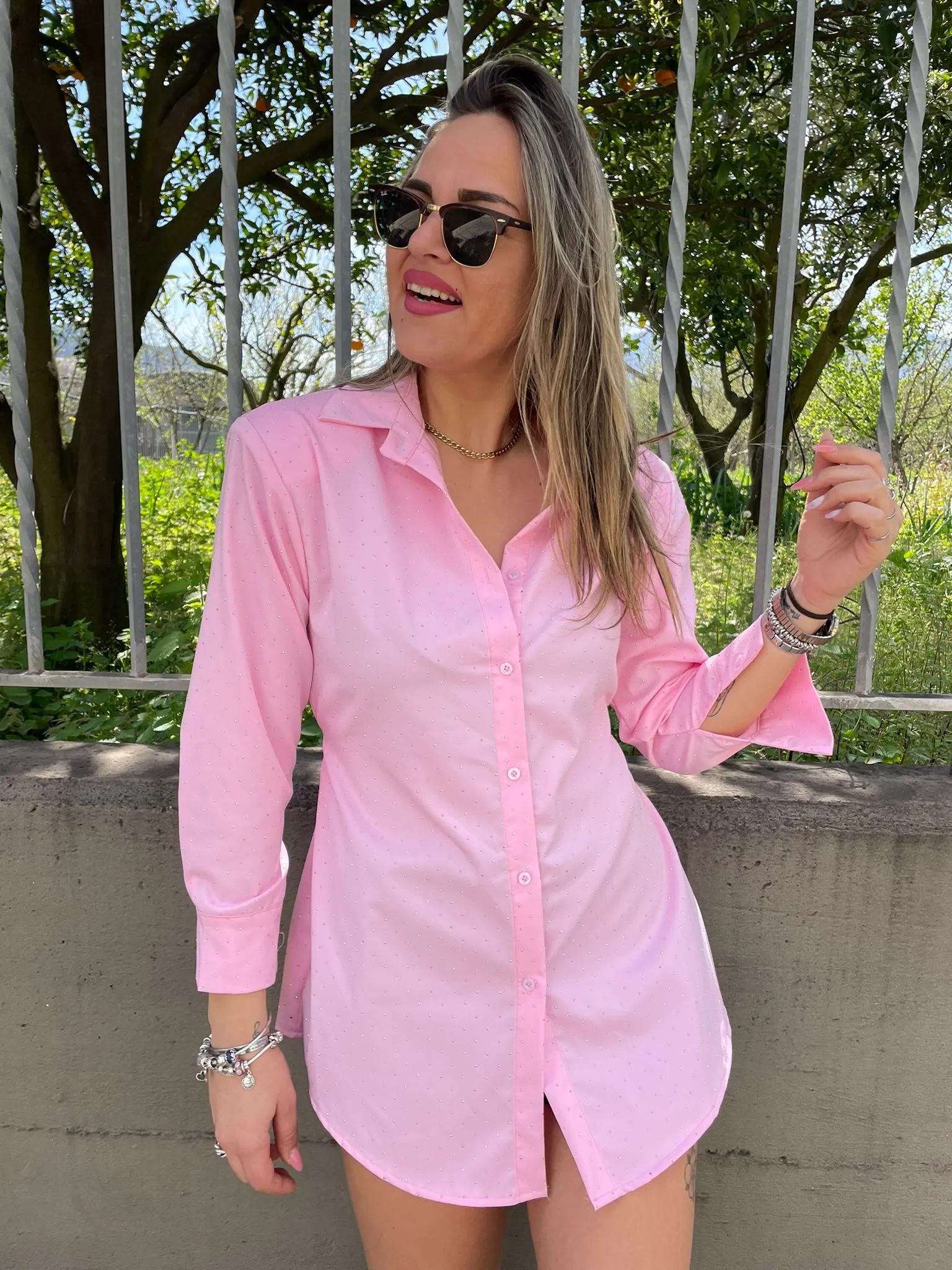 Camicia lunga con brillantini e fiocco dietro