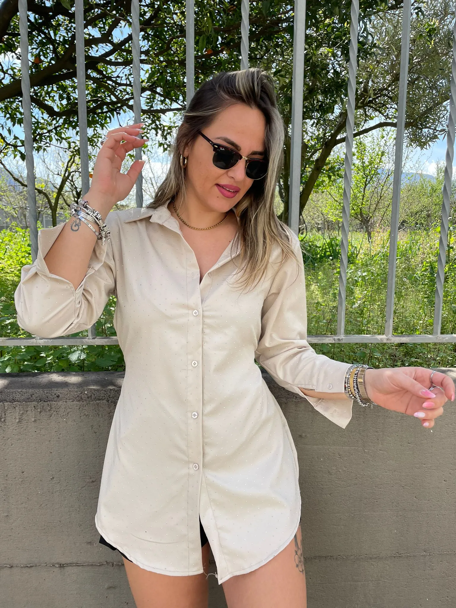 Camicia lunga con brillantini e fiocco dietro