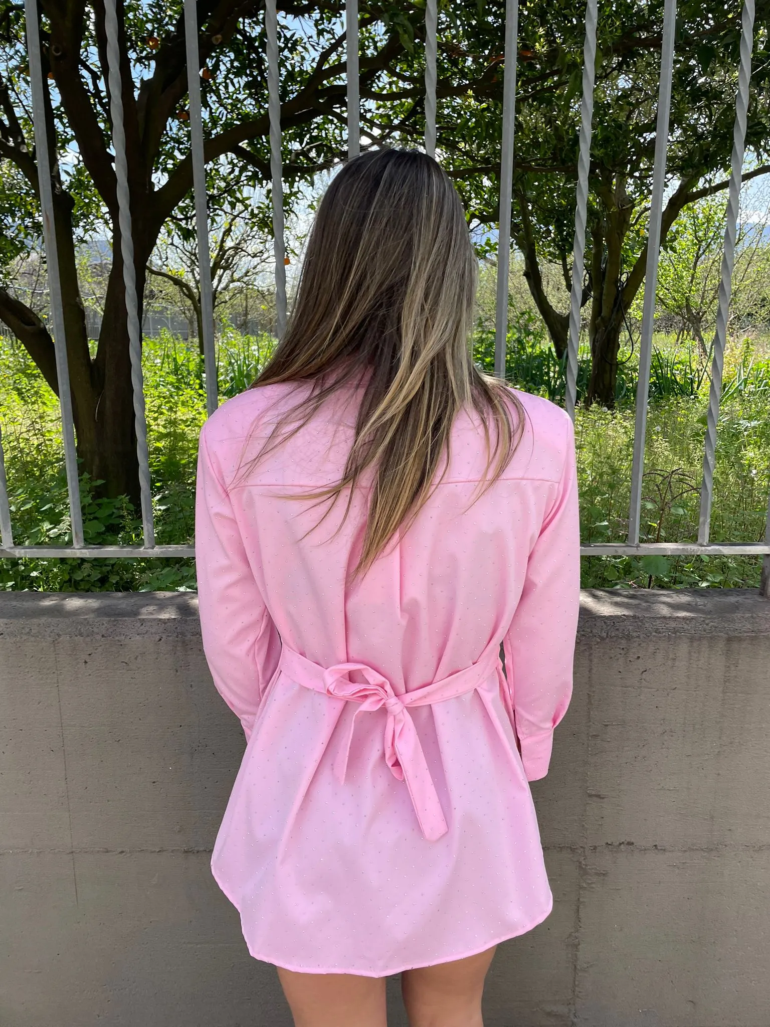 Camicia lunga con brillantini e fiocco dietro