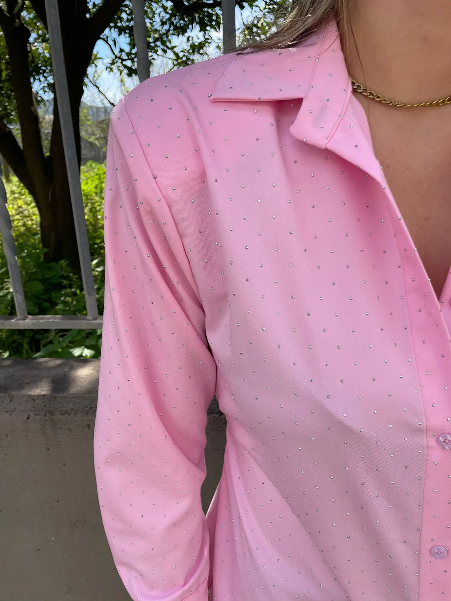 Camicia lunga con brillantini e fiocco dietro