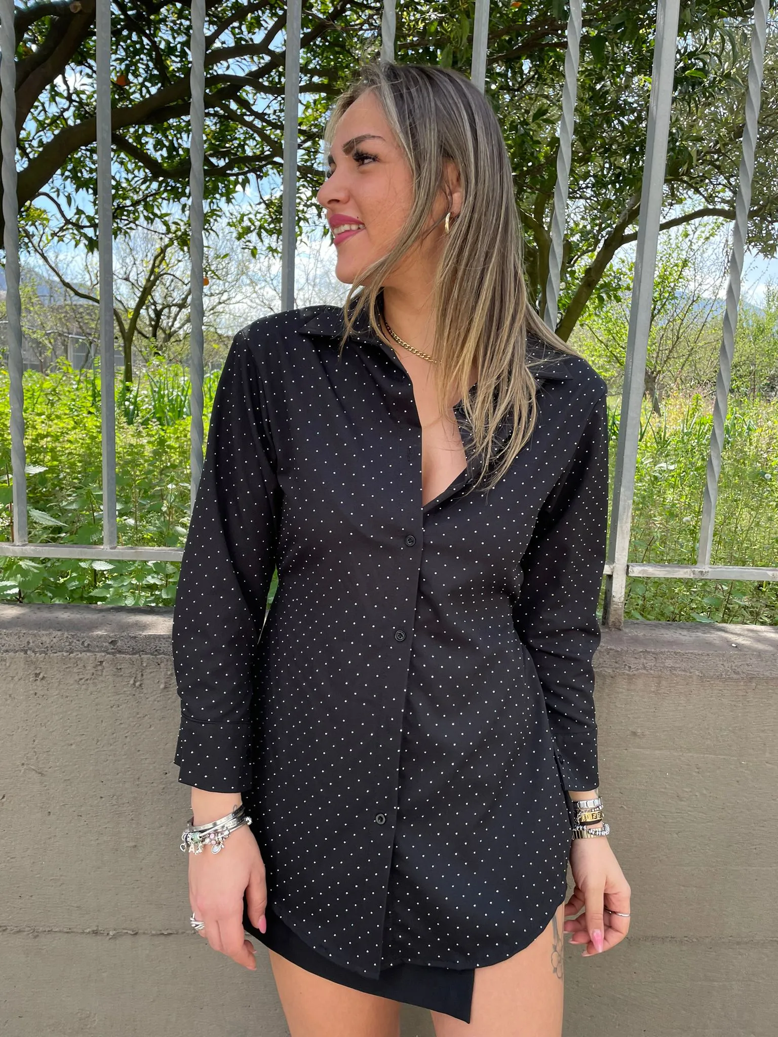 Camicia lunga con brillantini e fiocco dietro