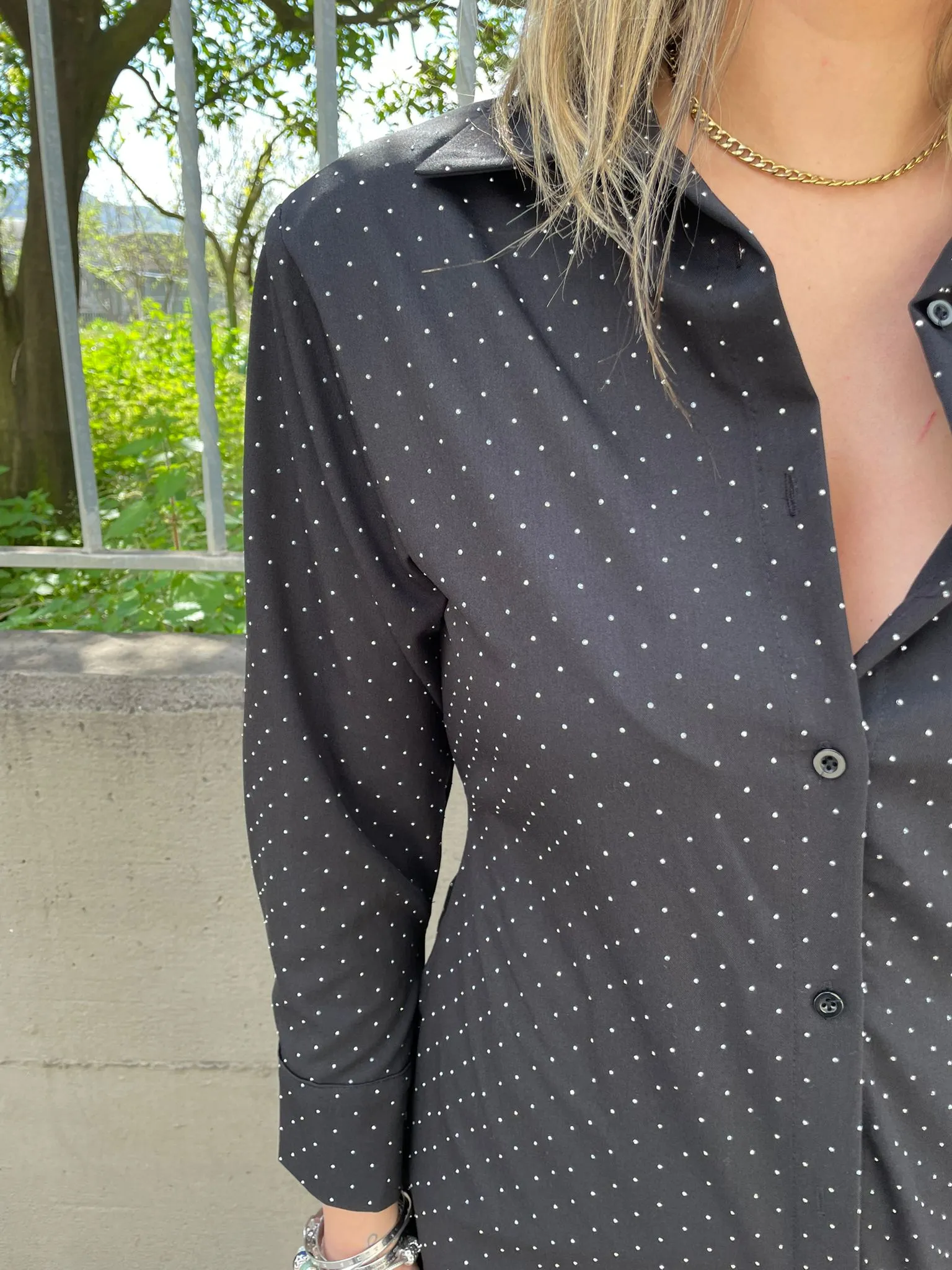 Camicia lunga con brillantini e fiocco dietro