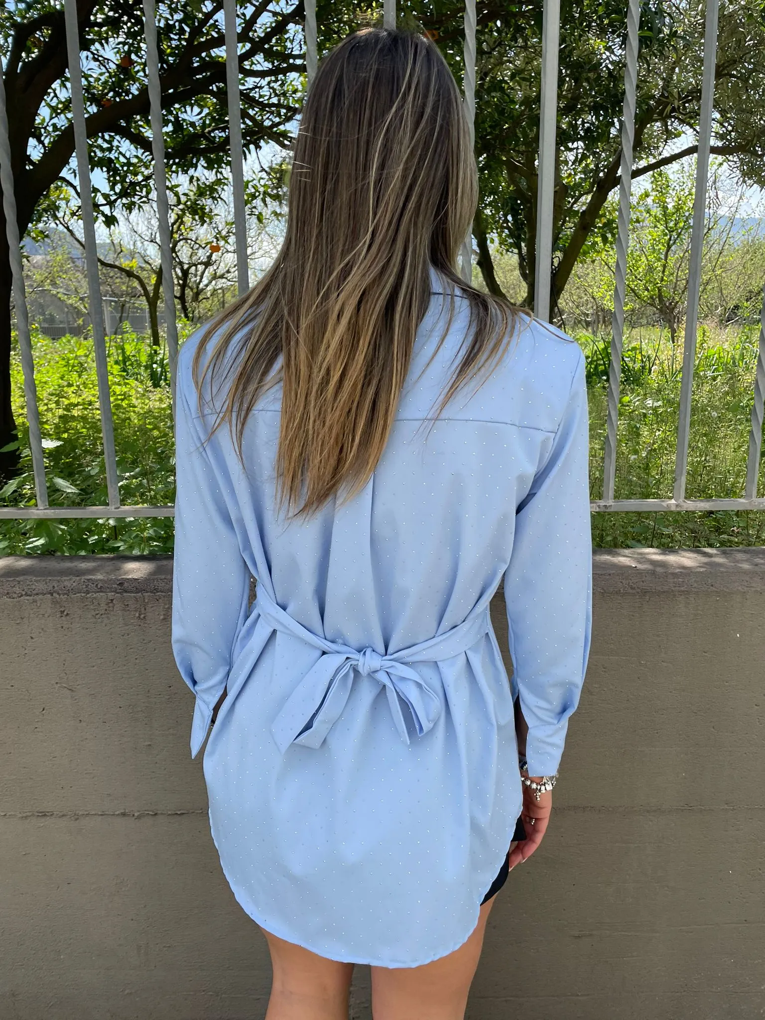 Camicia lunga con brillantini e fiocco dietro