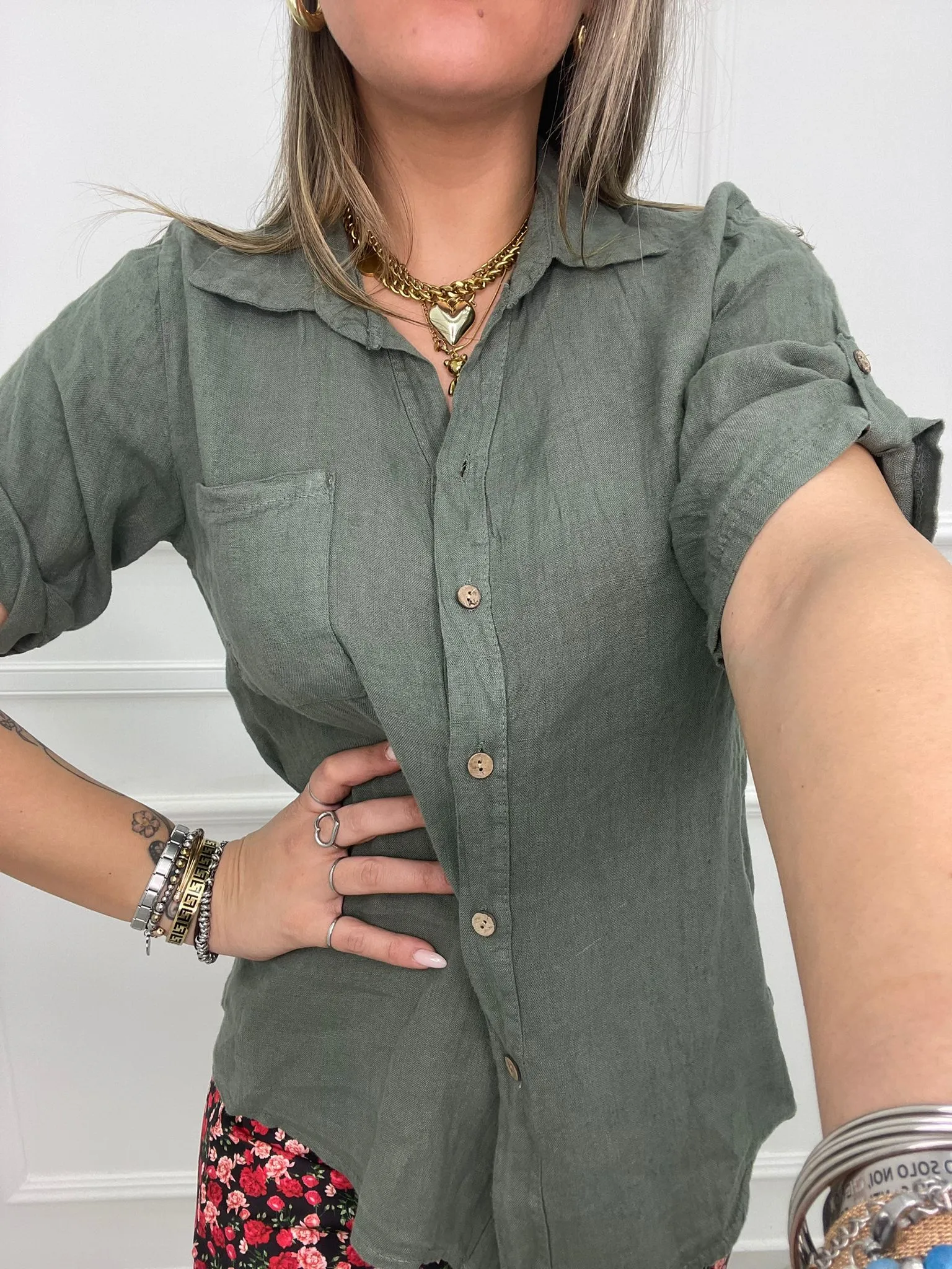 Camicia tinta unita in lino con tasca avanti