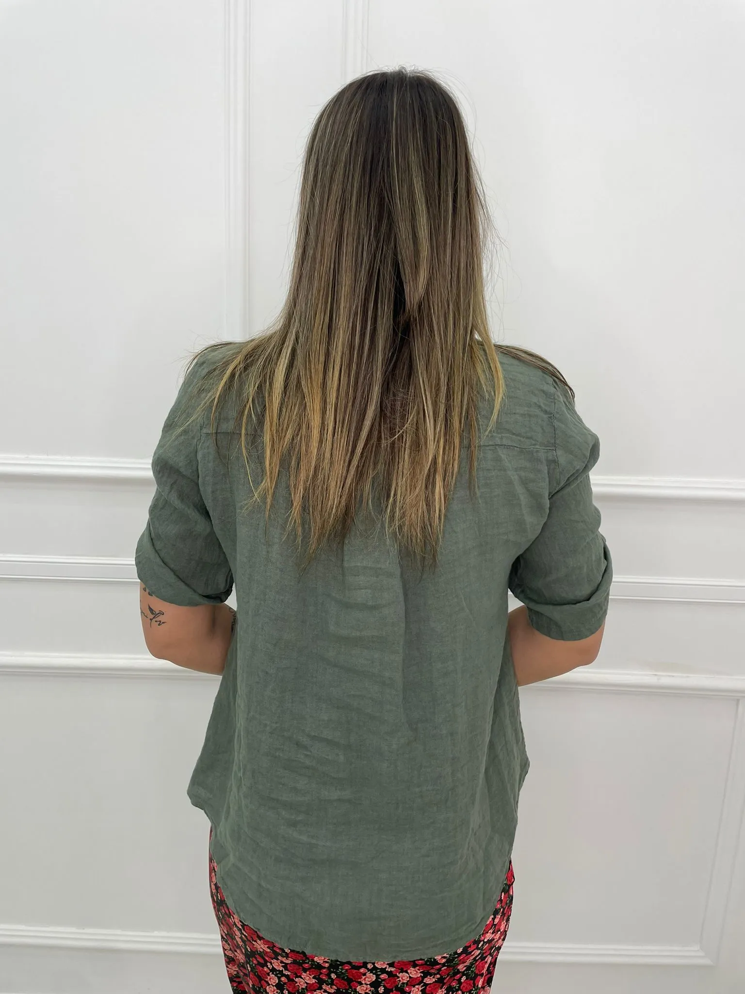 Camicia tinta unita in lino con tasca avanti