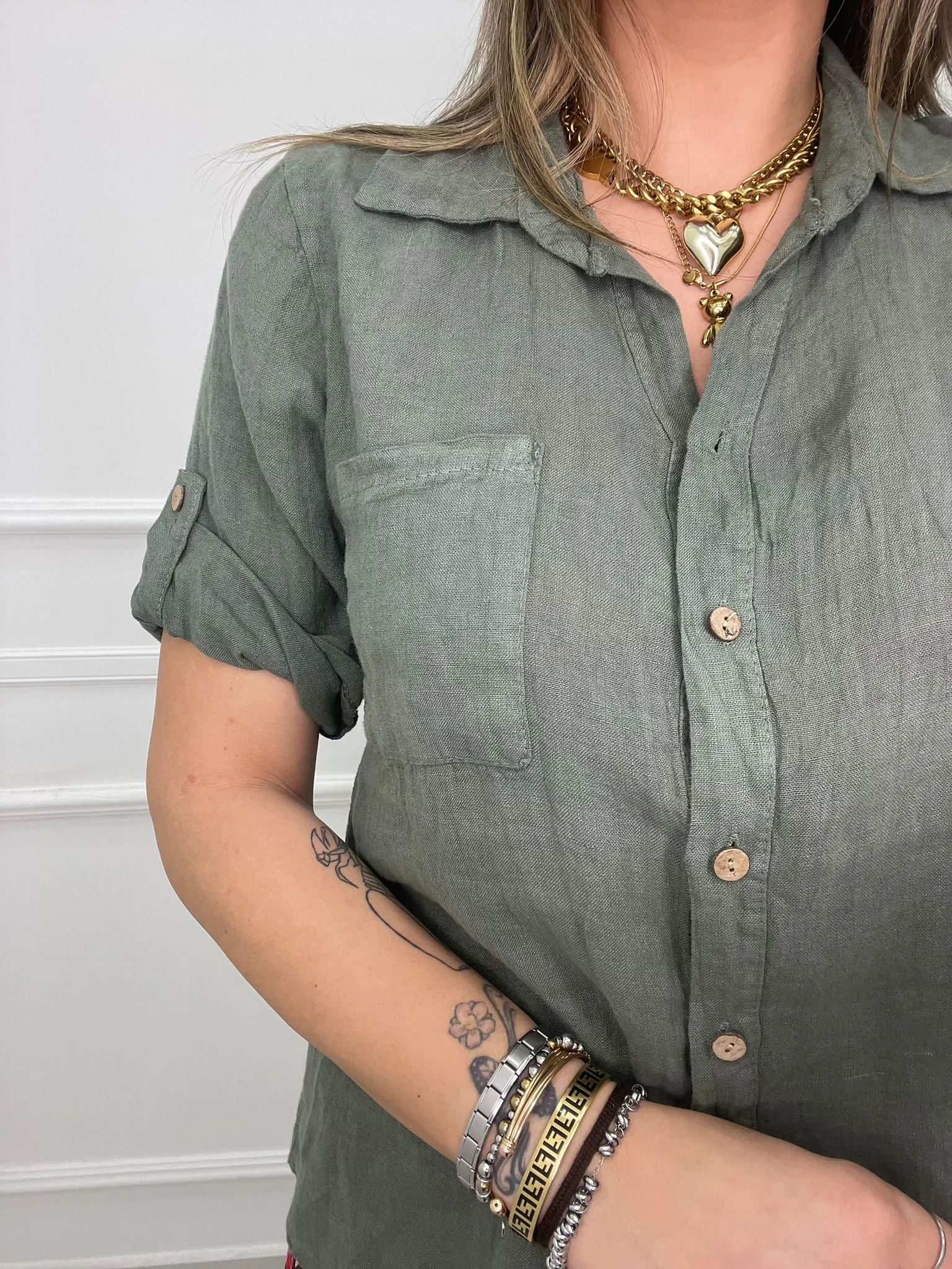 Camicia tinta unita in lino con tasca avanti