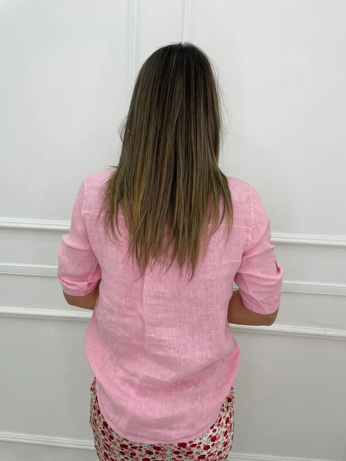 Camicia tinta unita in lino con tasca avanti