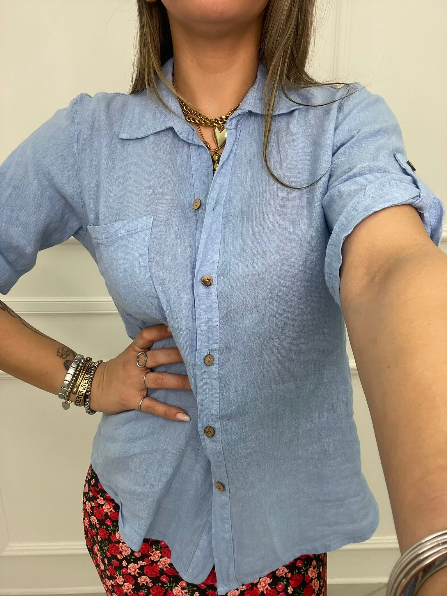 Camicia tinta unita in lino con tasca avanti