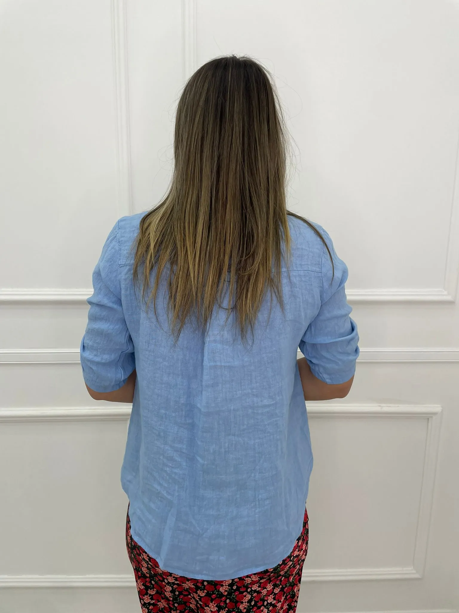 Camicia tinta unita in lino con tasca avanti
