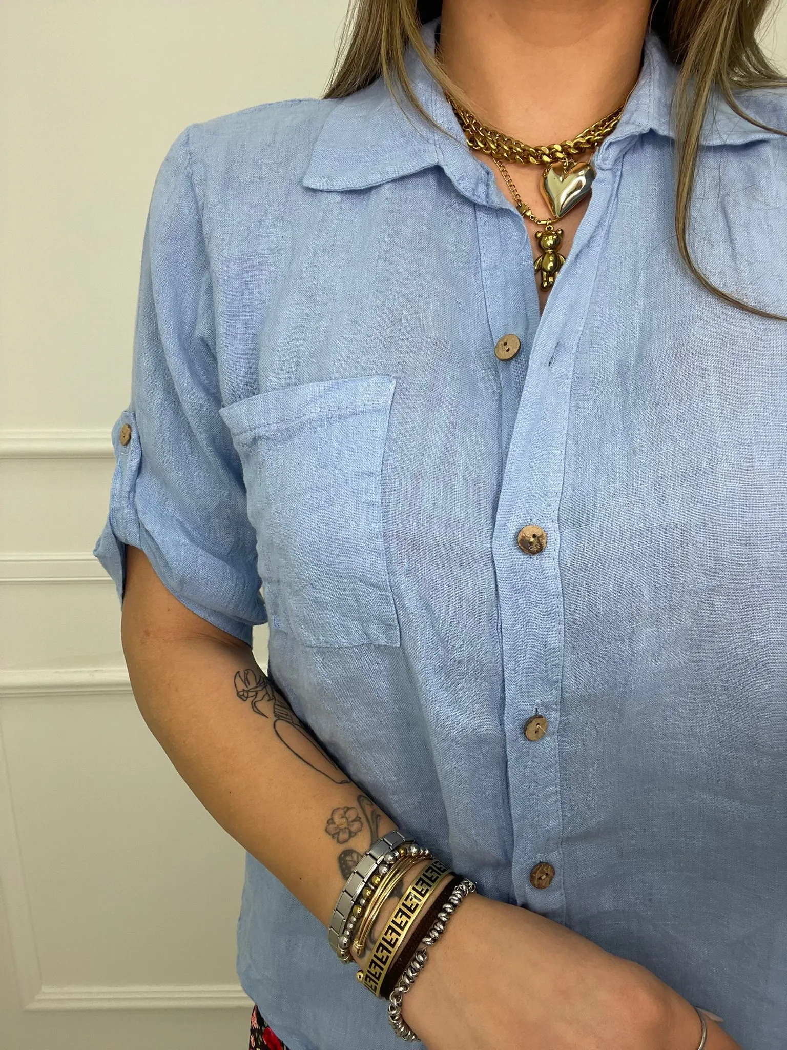 Camicia tinta unita in lino con tasca avanti