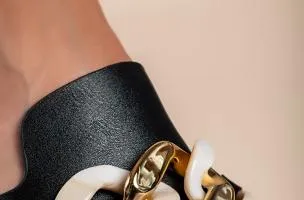Sandali con catena decorativa, neri
