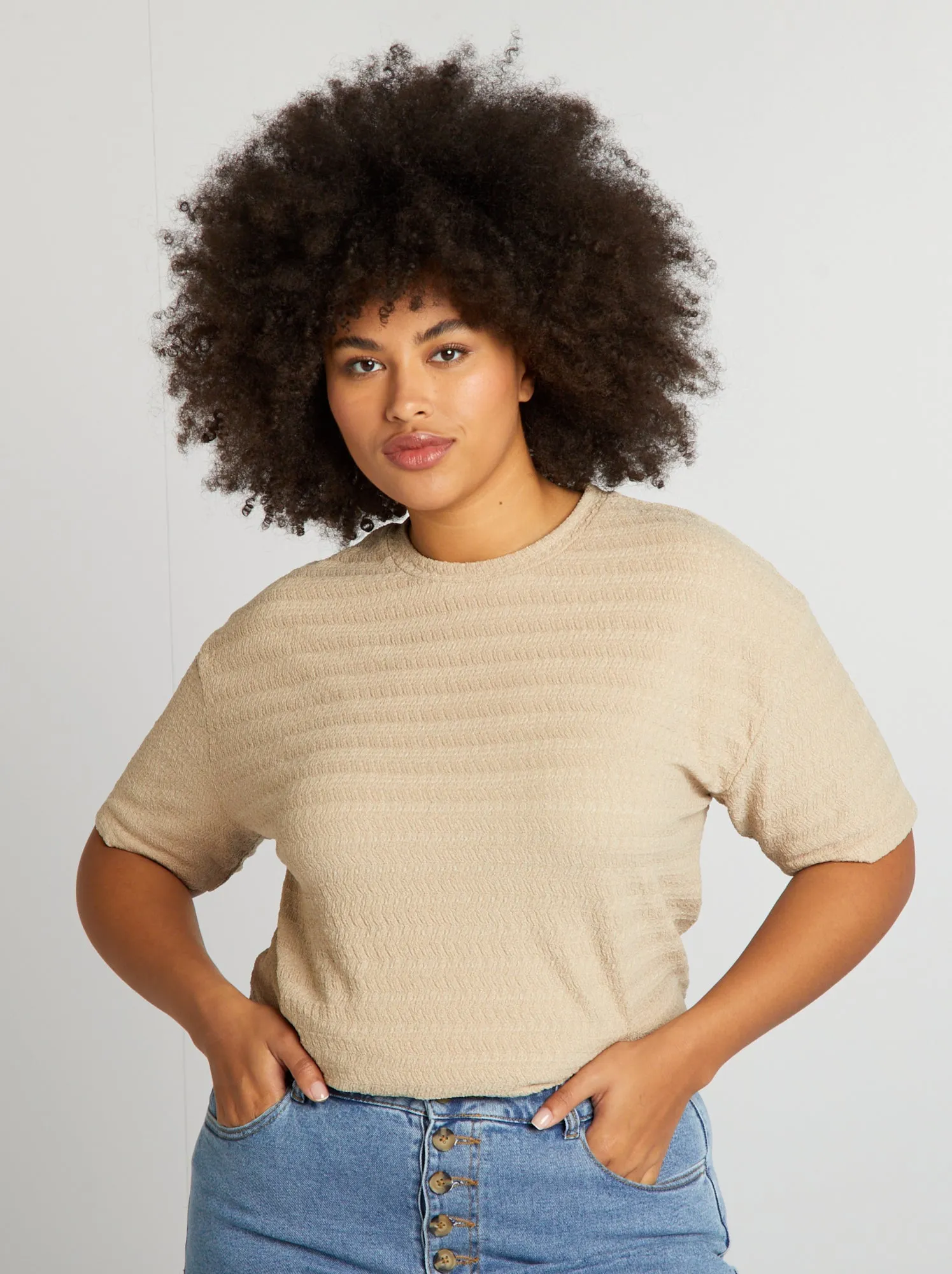 T-shirt in tessuto goffrato a maniche corte - BEIGE