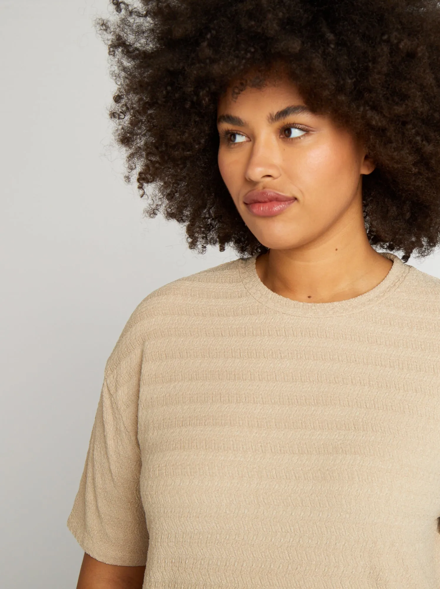 T-shirt in tessuto goffrato a maniche corte - BEIGE