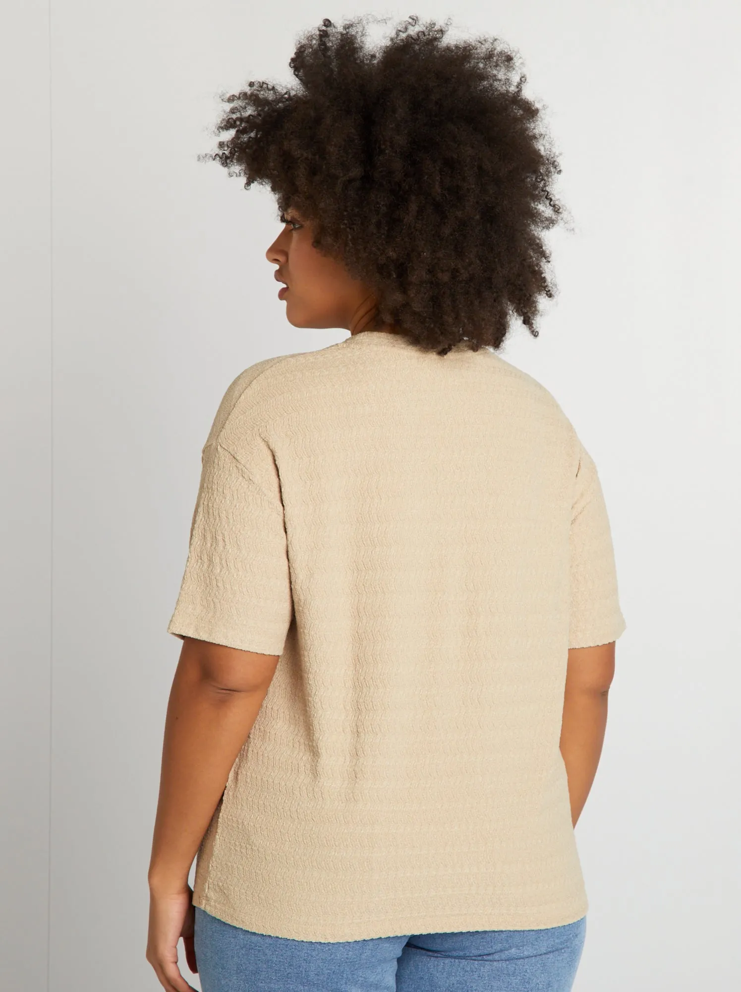 T-shirt in tessuto goffrato a maniche corte - BEIGE